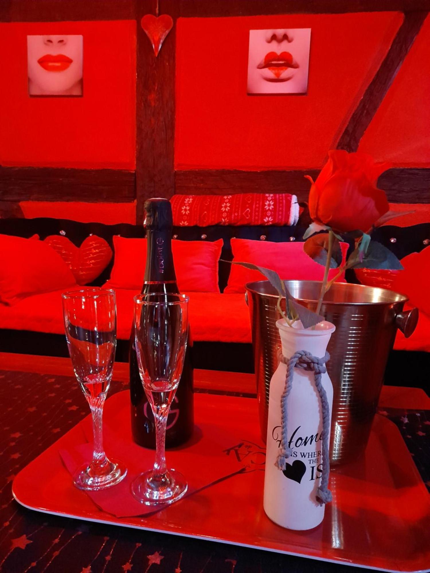 Love Room Le Rouge Et Noir บาร์ ภายนอก รูปภาพ